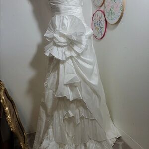 Elegant White Strapless Wedding Gown with Floral Detail